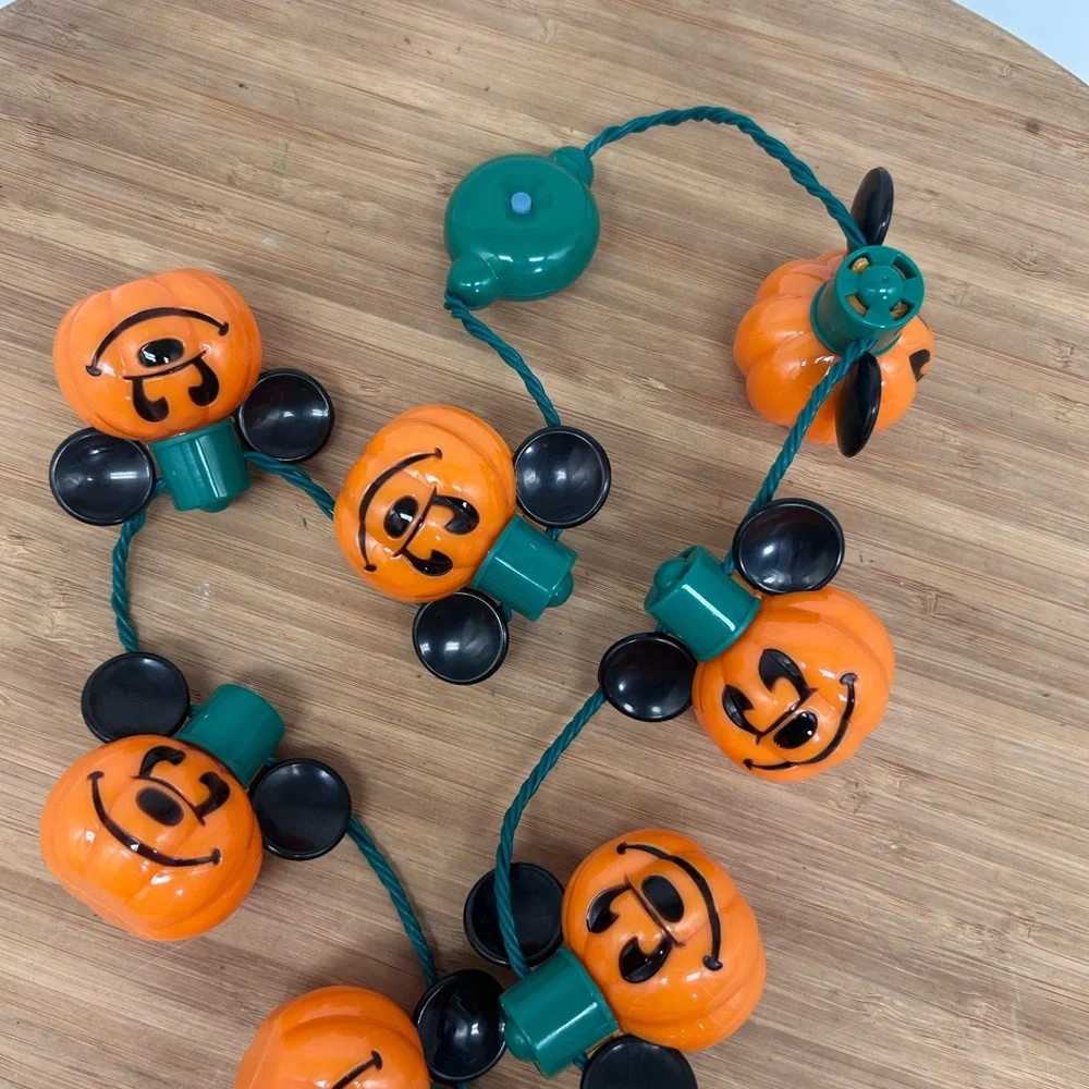 Retired Disney Store Authentic‎ Mickey Pumpkin Light Up Glow Necklace.